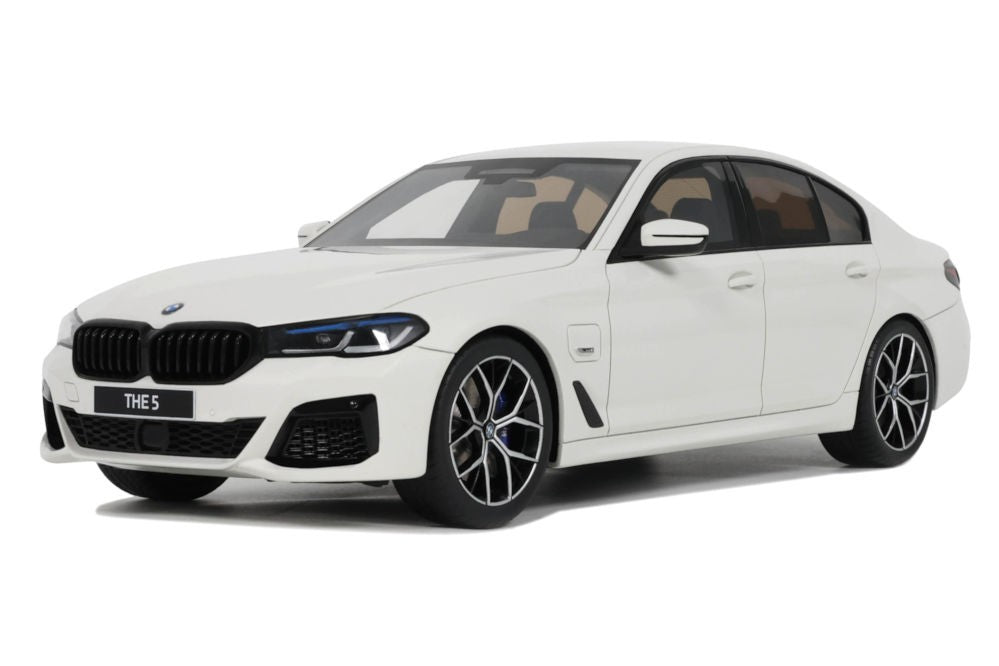 BMW 545E X Drive M Sport '23, wit, 1:18