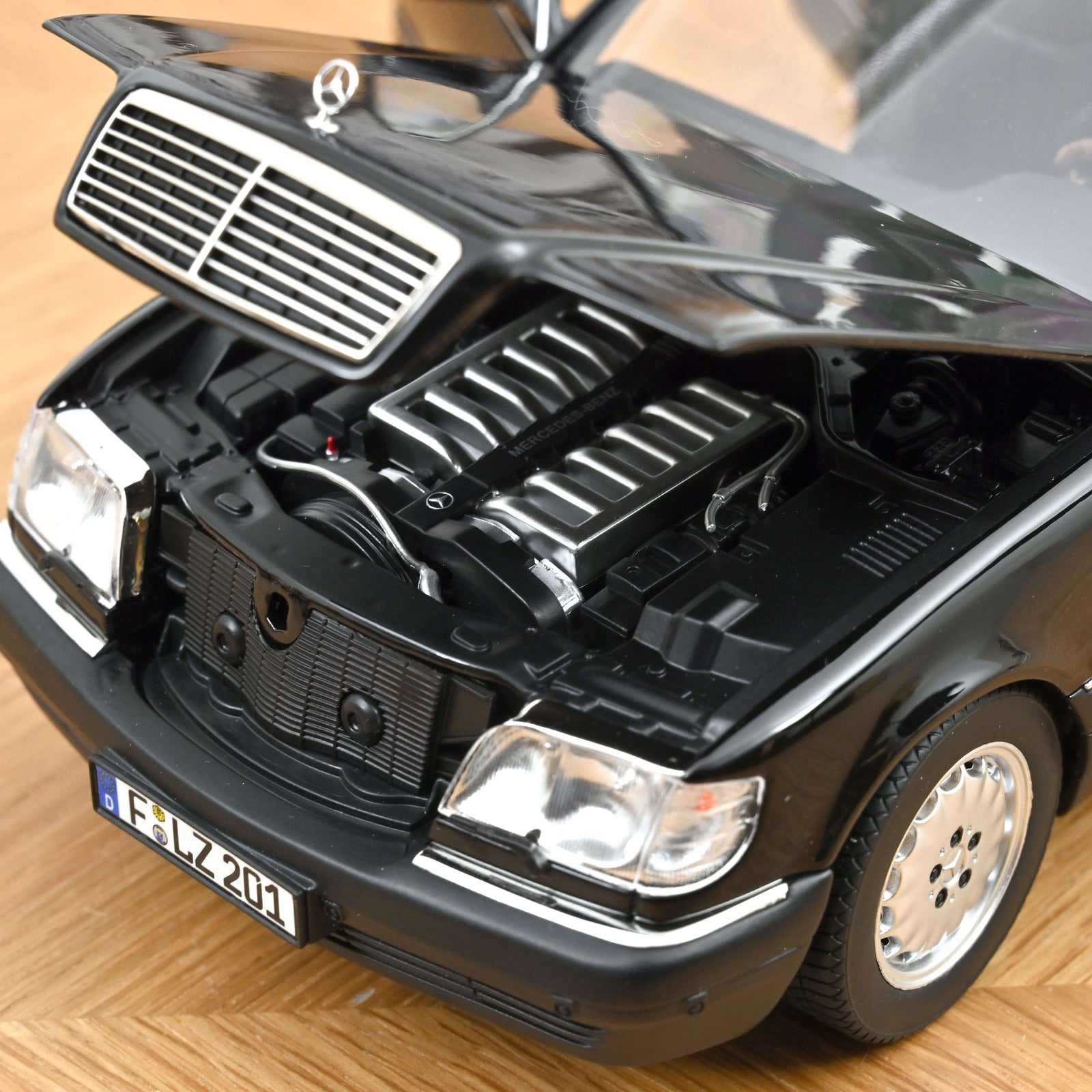 Mercedes-Benz S600 - 1997 - Osidian Black - 1:18 - Norev