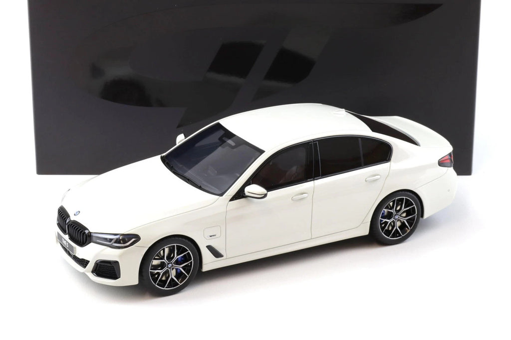 BMW 545E X Drive M Sport '23, wit, 1:18