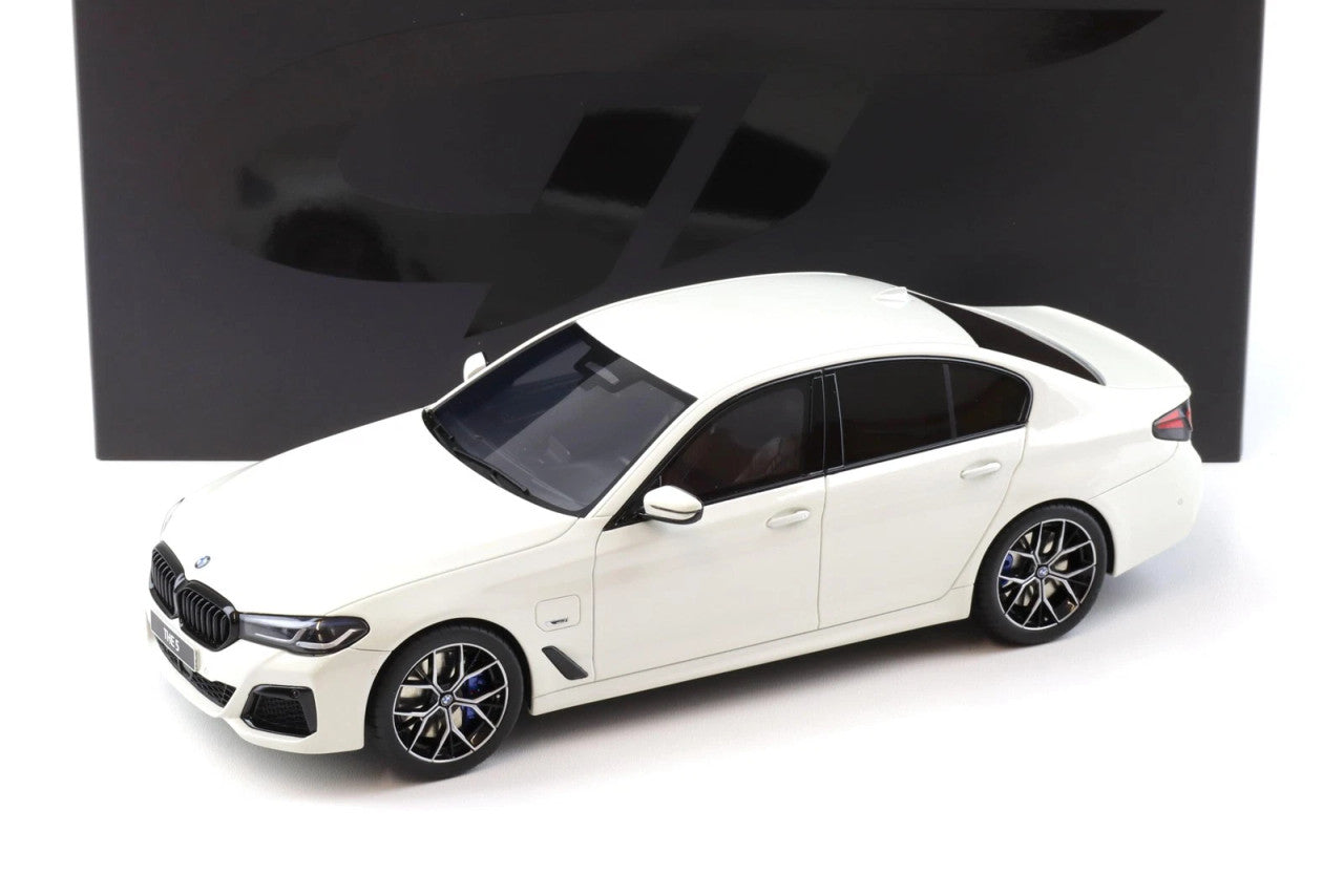 BMW 545E X Drive M Sport '23, wit, 1:18