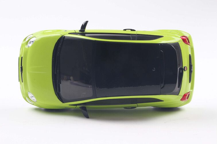 Fiat F595 Abarth '23, groen (Verde Adrenalina) 1:18