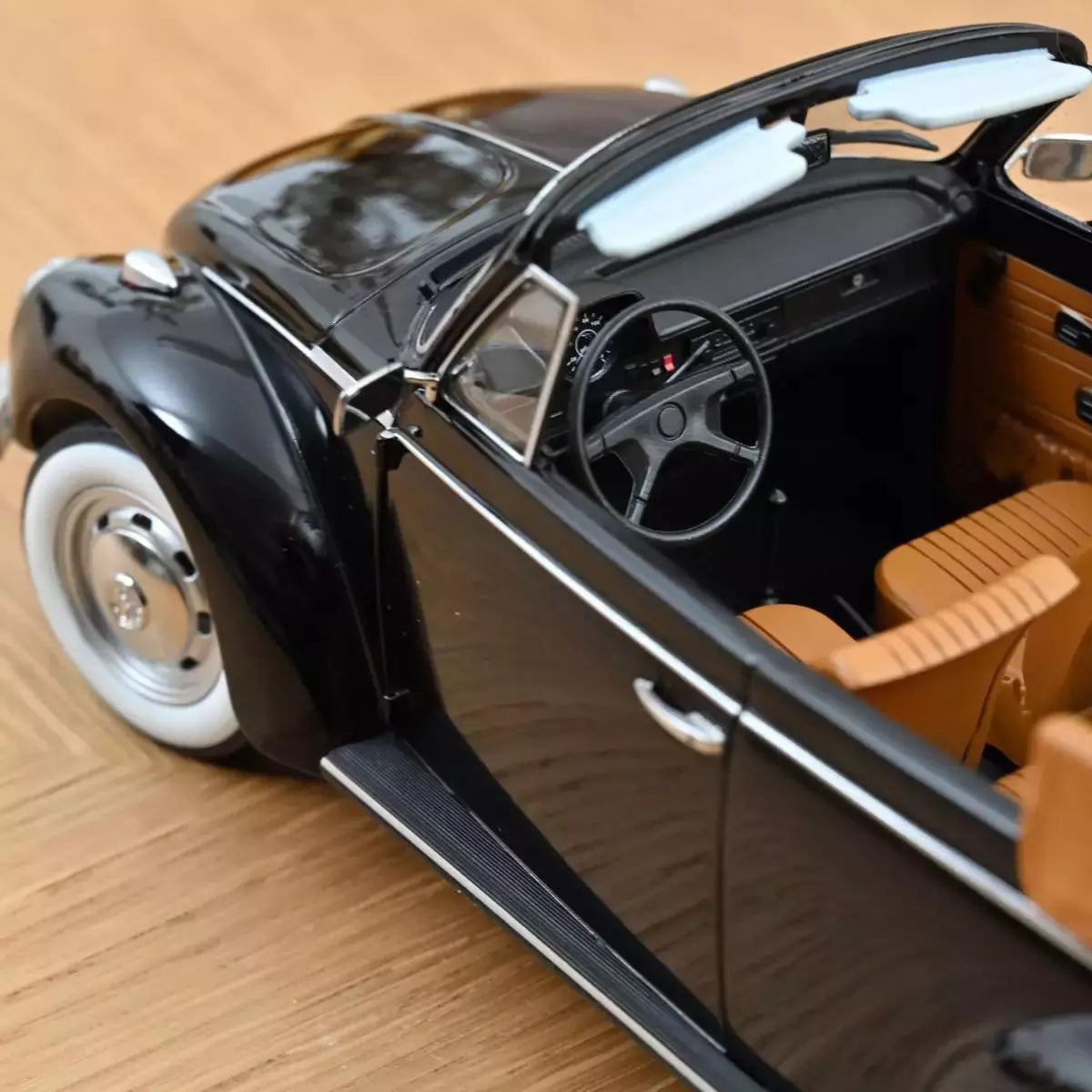 Volkswagen Kever 1303 Cabriolet - 1:18 - Norev