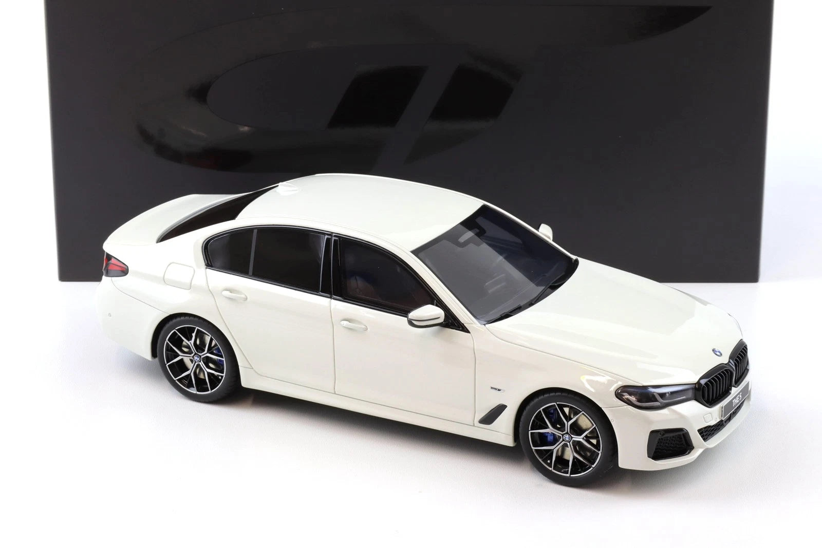 BMW 545E X Drive M Sport '23, wit, 1:18