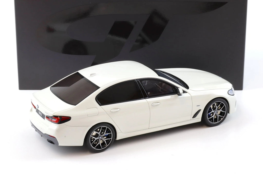 BMW 545E X Drive M Sport '23, wit, 1:18