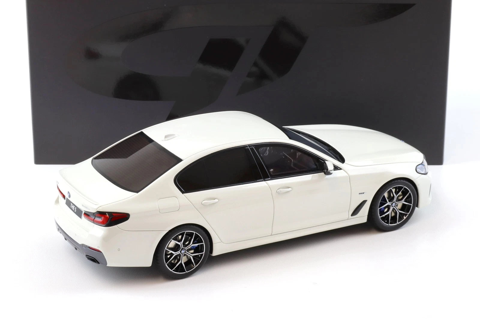 BMW 545E X Drive M Sport '23, wit, 1:18