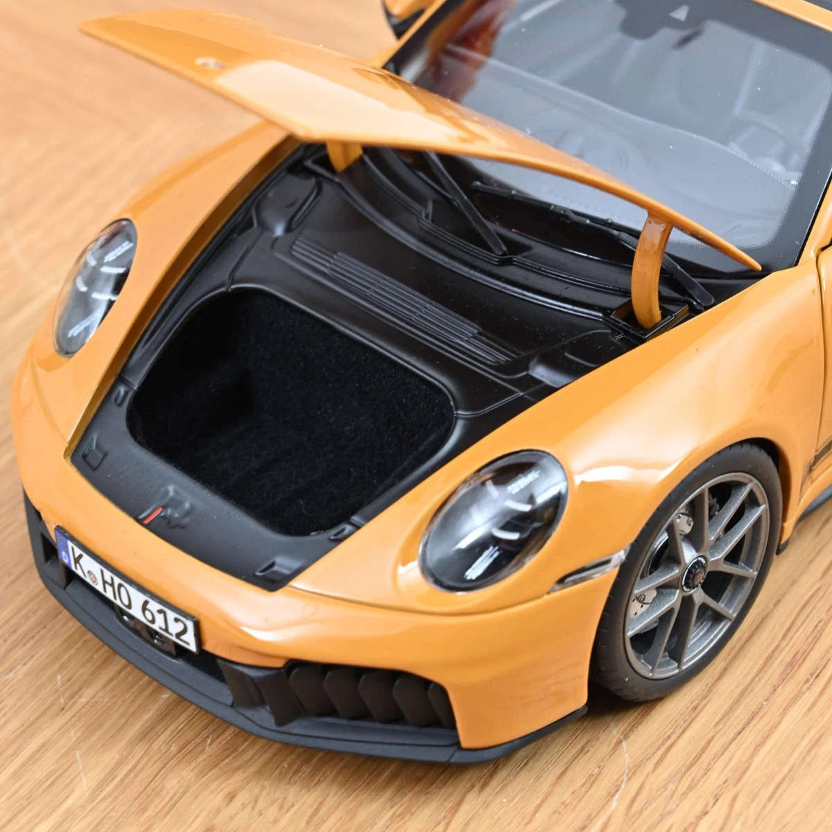 PORSCHE 911 TARGA 4 GTS 2025 BAHAMA YELLOW 1/18 Norev
