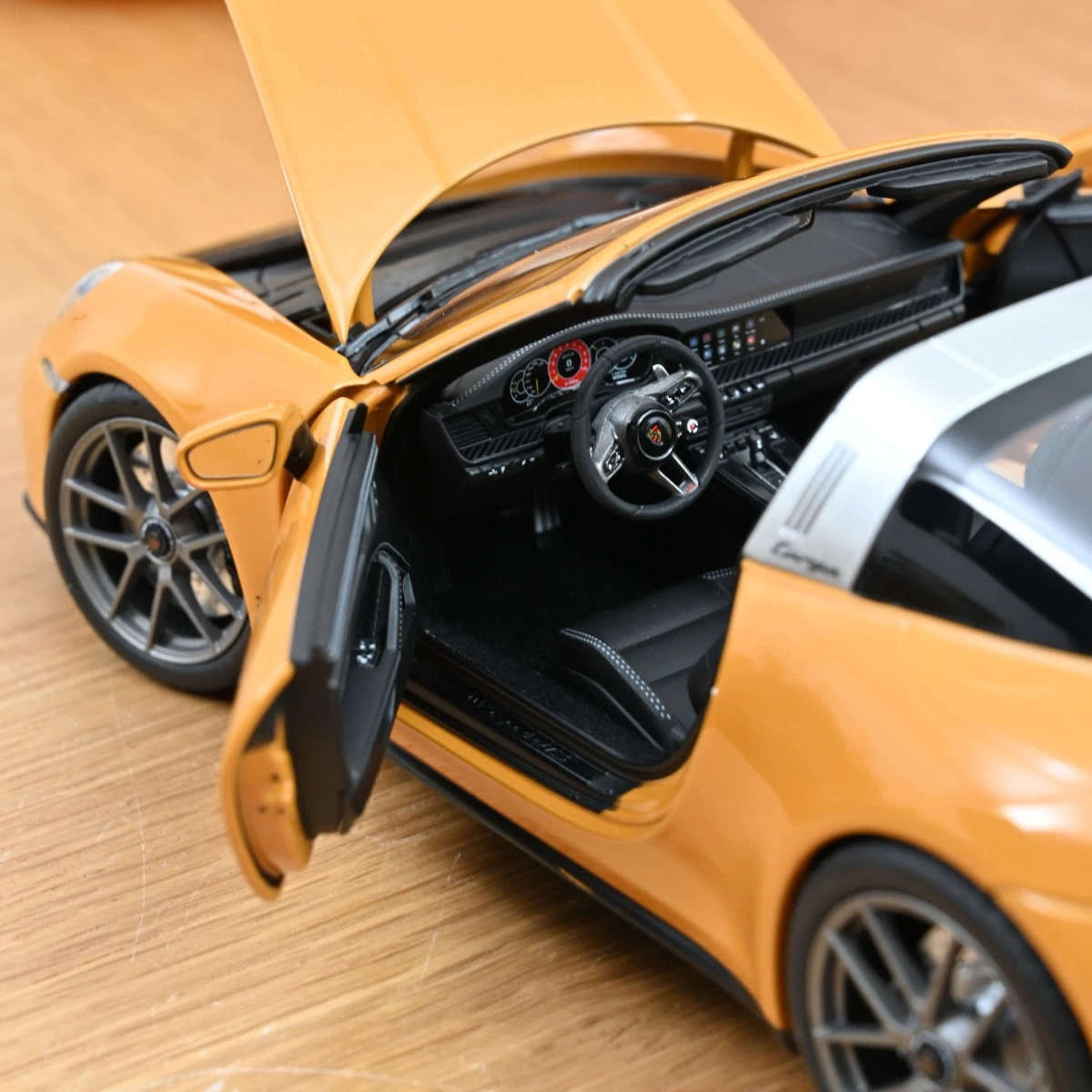 PORSCHE 911 TARGA 4 GTS 2025 BAHAMA YELLOW 1/18 Norev