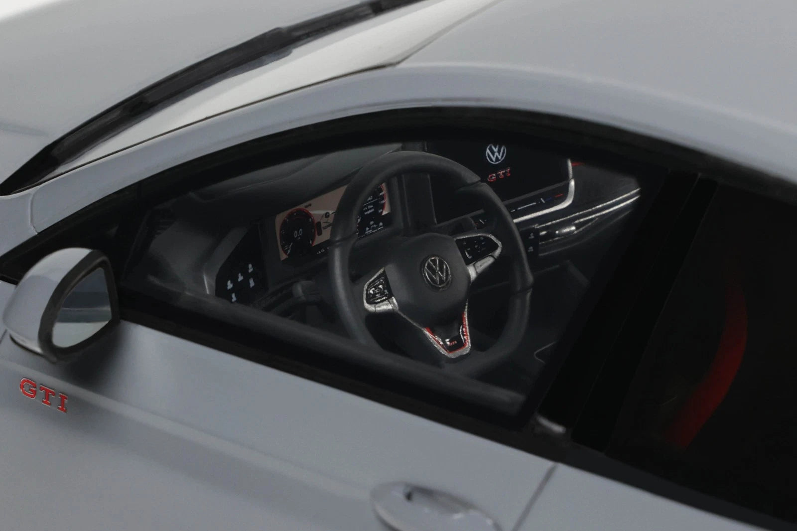 VW Golf VIII GTI '24, grijs (Moonstone grey) 1:18