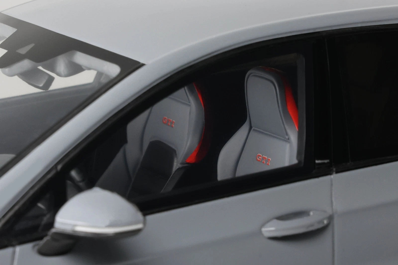 VW Golf VIII GTI '24, grijs (Moonstone grey) 1:18